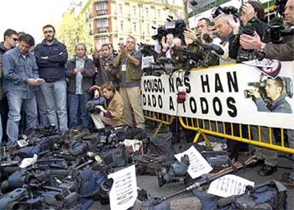 Manifestación ante la embajada de EE UU en Madrid tras la muerte de José Couso, en 2003.
