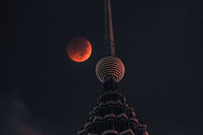 La Luna sobre una de las torres Petronas, situadas en Kuala Lumpur, capital de Malasia.