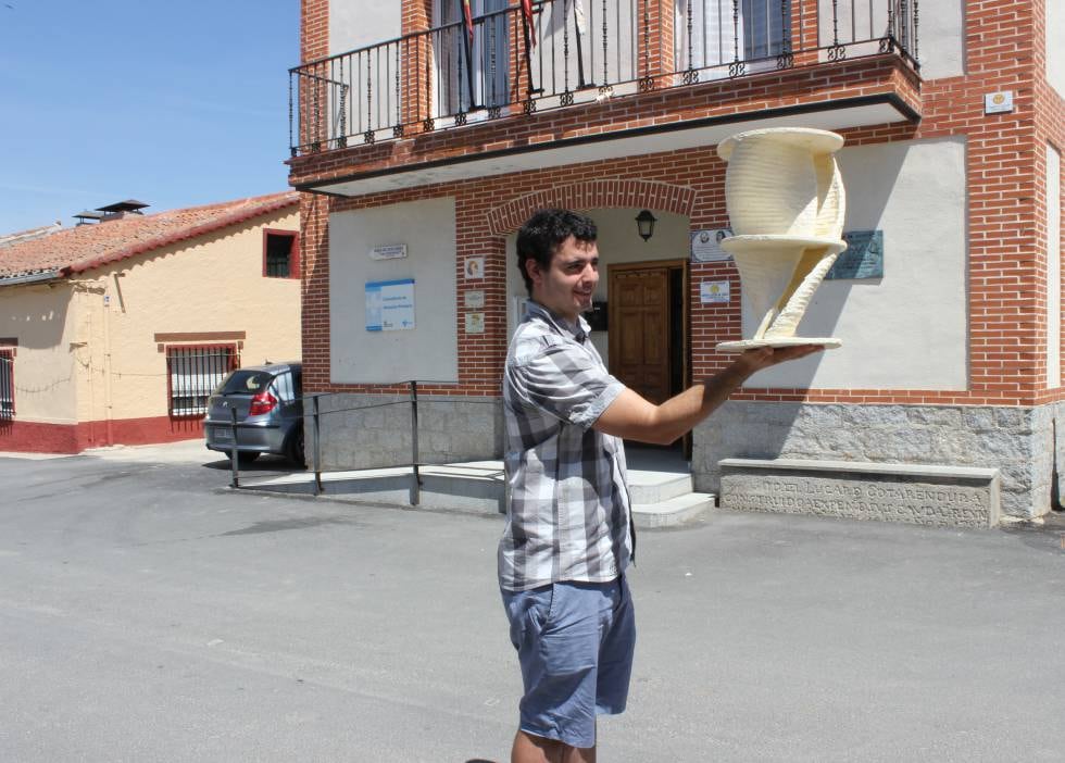 Fernando Linacero sostiene su invento, el Eolo 1, que genera energía eléctrica a partir del viento.