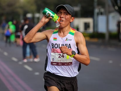 El corredor boliviano Héctor Garibay durante el maratón de Ciudad de México, el 27 de agosto.