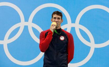 Michael Phelps, con su medalla de oro por los 200 metros combinados.