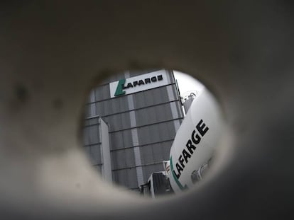 Un cami&oacute;n de cemento de una planta de Lafarge a las afueras de Par&iacute;s.