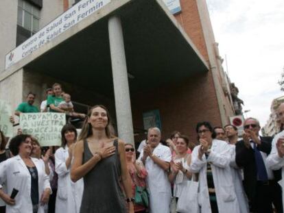 Cristina Mart&iacute;nez fue arropada por un centenar de personas y profesionales de la sanidad en Elche