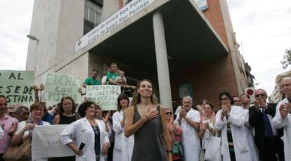 Cristina Mart&iacute;nez fue arropada por un centenar de personas y profesionales de la sanidad en Elche
