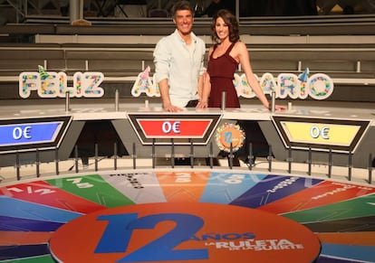 Jorge Fernández y Laura Moure, presentador y azafata de 'La ruleta de la suerte'.