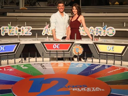 Jorge Fernández y Laura Moure, presentador y azafata de 'La ruleta de la suerte'.