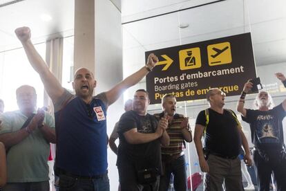 Treballadors d'Eulen protesten a l'aeroport de Barcelona-El Prat