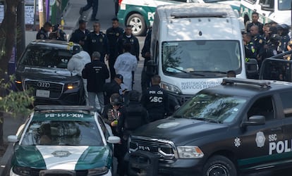 Policías trabajan en la escena del crimen.