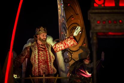 El rey Gaspar saluda a los niños desde su carroza durante la cabalgata de los Reyes Magos, este viernes en el centro de Madrid.