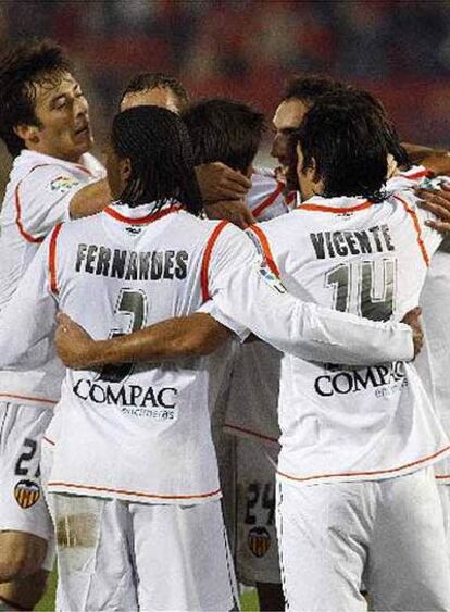 Los jugadores del Valencia se abrazan tras uno de los goles de Morientes