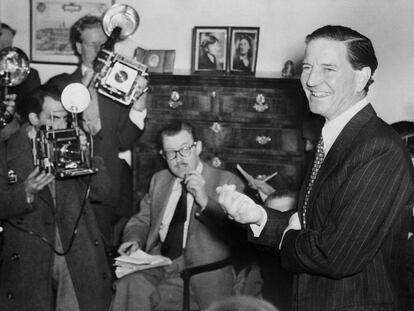 Philby, en una rueda de prensa en 1955 en la que convenció a propios y extraños de que no era un espía soviético. El engaño duró todavía ocho años más.