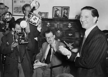 Philby, en una rueda de prensa en 1955 en la que convenció a propios y extraños de que no era un espía soviético. El engaño duró todavía ocho años más.