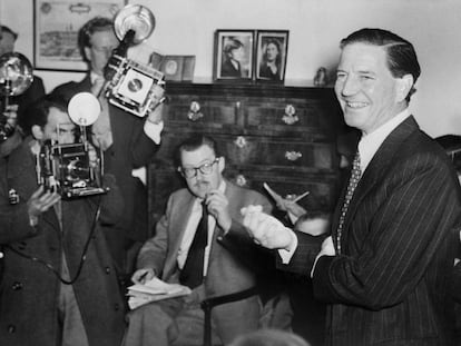 Philby, en una rueda de prensa en 1955 en la que convenció a propios y extraños de que no era un espía soviético. El engaño duró todavía ocho años más.