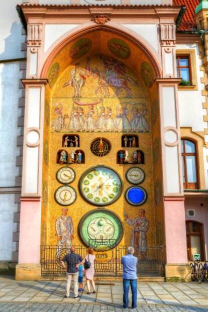 El reloj astronómico, en una de las paredes del Ayuntamiento de Olomouc.