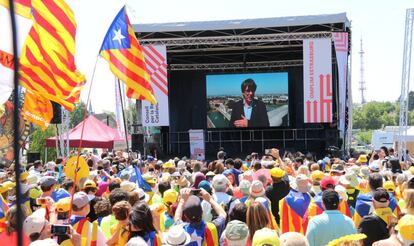 Carles Puigdemont interviene en vídeo en la concentración independentista de Estrasburgo, el pasado miércoles. 