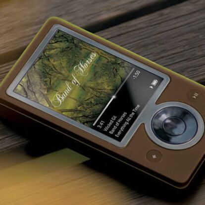 Zune muestra una rueda central de control como la del iPod que en realidad esconde cuatro cursores de movimiento.
