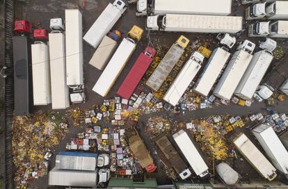 Vista aérea de camiones con multitud de frutas y verduras en el suelo del complejo CEAGESP, inundado tras fuertes lluvias en São Paulo (Brasil).