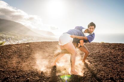 Escena de lucha canaria.