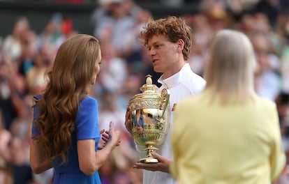 Kate Middleton le entrega el trofeo a Jannik Sinner.