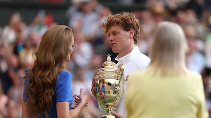 Kate Middleton le entrega el trofeo a Jannik Sinner.