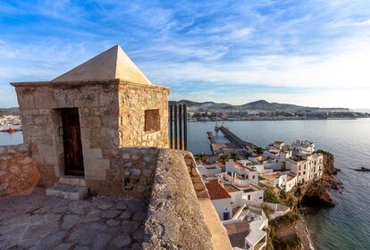 Tener la fortaleza costera mejor conservada de todo el mar Mediterráneo fue suficiente justificación para declarar a Ibiza-Eivissa como Ciudad Patrimonio de la Humanidad en 1999. Aunque la urbe aglutina, además, los animados barrios extramuros de La Marina y Sa Penya, donde marineros y artesanos compartían pláticas y tardes al fresco. Un paseo por la parte alta de la ciudad, Dalt Vila, basta para comprobar su valor monumental, del Portal de ses Taules al Mercat Vell o la catedral de Santa María de las Nieves. Laberintos renacentistas que en su día protegían de piratas y hoy la confirman como uno de los núcleos urbanos más bellos que bañan estas aguas. Pero Eivissa no se entiende tampoco sin su pasado cartaginés y fenicio, con el yacimiento de Sa Caleta y la Necrópolis Púnica del Puig des Molins, que acoge 3.500 tumbas. Y, por supuesto, sus arenales y calas –Ses Figueretes, Platja d’en Bossa, Es Viver o Talamanca–, donde las praderas de posidonia expanden la recompensa al viajero por haber llegado hasta esta bella isla.