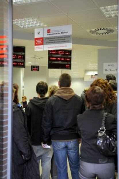 Varias personas hacen cola en la Oficina de Empleo de la Avenida de Guadalajara de Alcalá de Henares (Madrid). EFE/Archivo