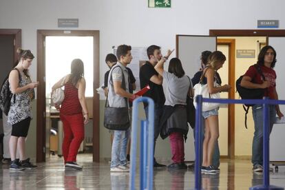 Estudiantes en la Universidad Complutense de Madrid.