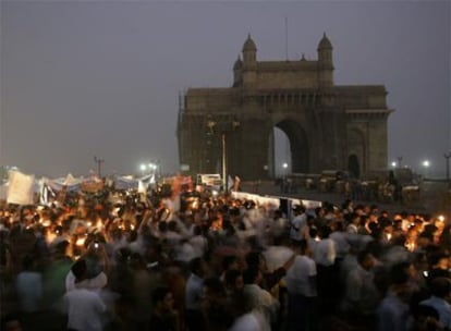 Imagen de la manifestación de hoy e Bombay, con la Puerta de India al fondo.