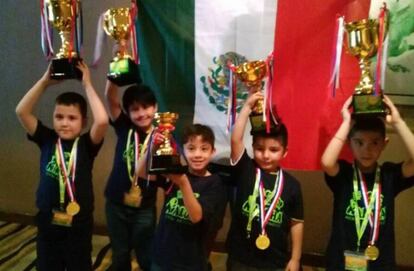 Los cinco niños mexicanos, premiados en un concurso de cálculo mental.
