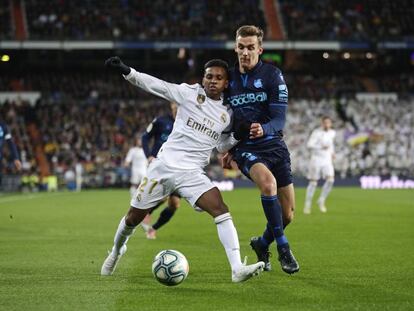 Rodrygo pugna con Llorente.