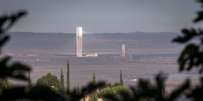 Una de las Torres de la Plataforma solar Solúcar,