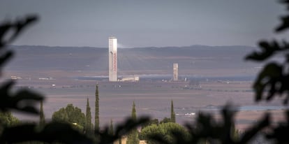 Una de las Torres de la Plataforma solar Solúcar, 