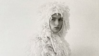 Jersey 'oversize' y verdugo de cachemir 100% con plumas de ganso, creación del diseñador italiano Luca D’Alena para Consinee.