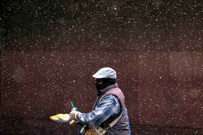 Un hombre con pasamontañas camina por Times Square bajo los copos de nieve en la ciudad de Nueva York. Estados Unidos registró 1.568 nuevas muertes por coronavirus en las últimas 24 horas, elevando el total de fallecidos por la covid-19 a 78.746, según el último recuento reportado por la Universidad Johns Hopkins.