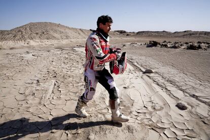 El español Joan Barreda camina en busca de la atención médica del Dakar durante la novena etapa.  