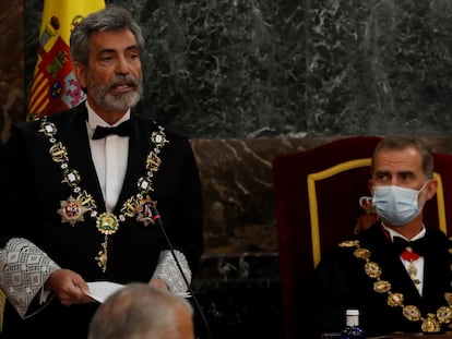 El presidente del Consejo General del Poder Judicial (CGPJ), Carlos Lesmes, interviene en presencia del rey Felipe VI, al inicio del acto de inauguración del año judicial.