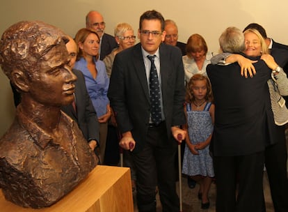 Antonio Basagoiti, con muletas, observa la escultura dedicada a Miguel Ángel Blanco. A la izquierda, Ares y Arantza Quiroga.