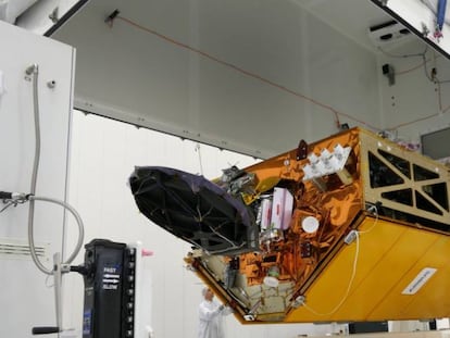 Reparación de un satélite en el Centro Europeo de la Ciencia y la Tecnología. El aparato será usado para medir la temperatura del planeta durante los próximos 20 años, su misión principal.
