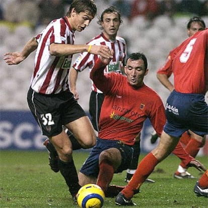 El defensa del, Fernando Llorente, disputa un balón con el del Lanzarote Miguel Angel Molina.