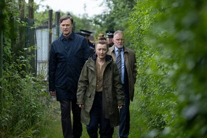 David Morrissey, Leslie Manville y Robert Glenister, en el segundo episodio de 'Sherwood'.