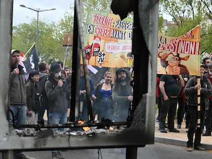 Un grupo de protestantes en Lyon este jueves, en la duodécima jornada de manifestaciones en Francia en contra de la reforma de la jubilación del Gobierno.