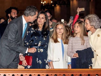 Los Reyes acompañados por sus hijas, la princesa Leonor y la infanta Sofía, y la reina emérita doña Sofía, en la catedral de Palma.