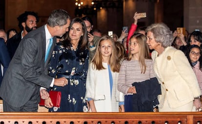 Los Reyes acompañados por sus hijas, la princesa Leonor y la infanta Sofía, y la reina emérita doña Sofía, en la catedral de Palma.