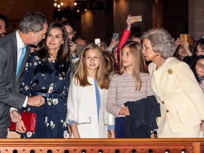 Los Reyes acompañados por sus hijas, la princesa Leonor y la infanta Sofía, y la reina emérita doña Sofía, en la catedral de Palma.