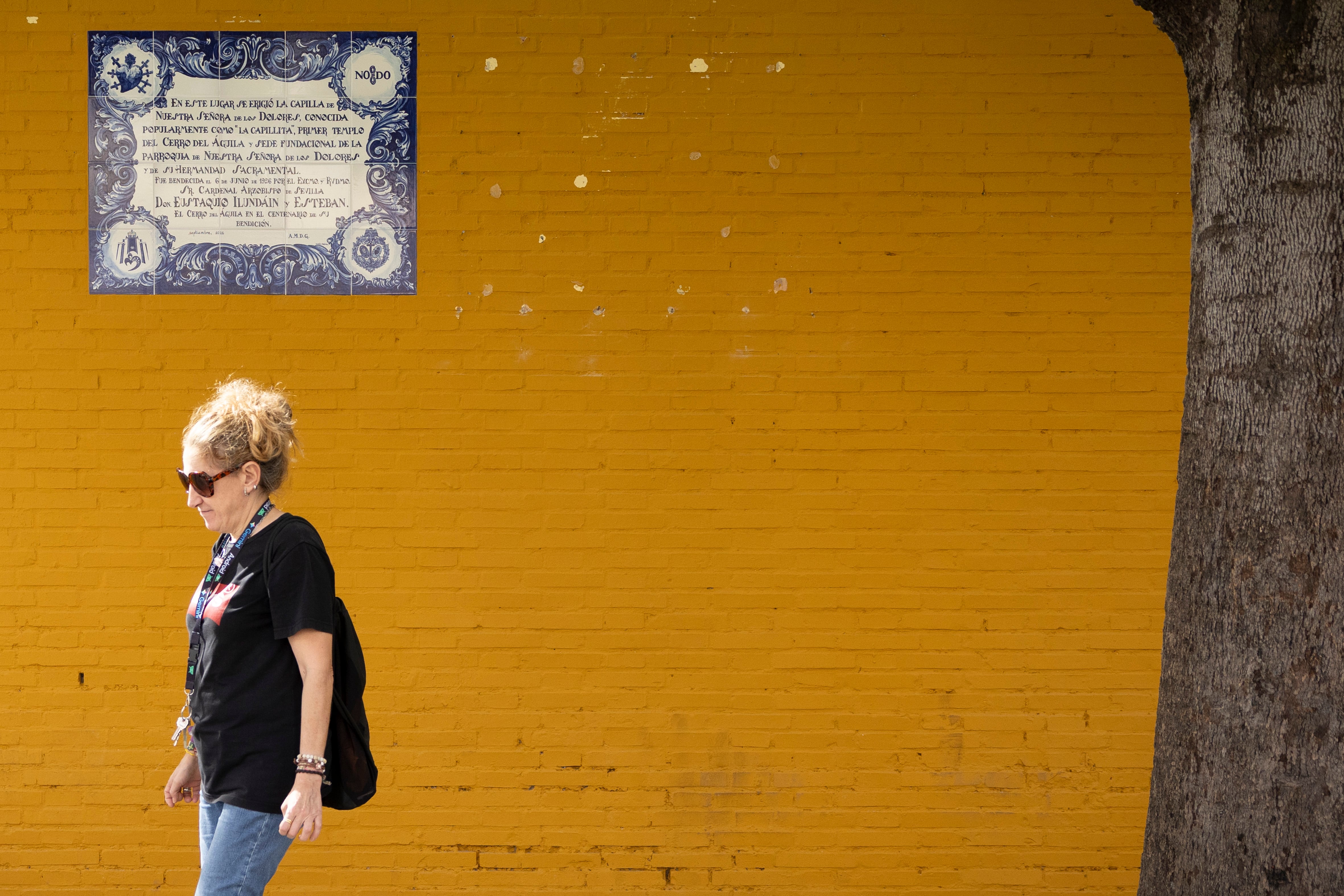 A la derecha del muro, espacio que ocupaba una placa colocada ayer por unos vecinos, en repulsa por otra que puso el Ayto que hacía alusión a un cardenal franquista en el barrio sevillano del Cerro del Águila.
FOTO: PACO PUENTES (EL PAÍS)