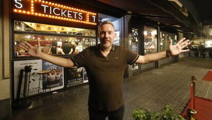 Albert Adrià, ante su restaurante Tickets.