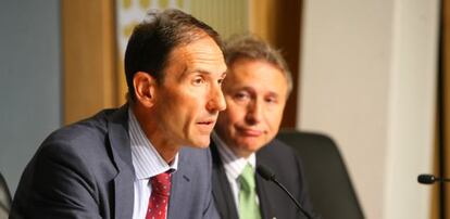 José Ignacio Hormaeche, director general del EVE (izquierda) y José María Grijalba, de Iberdrola Distribución, esta mañana en Bilbao.