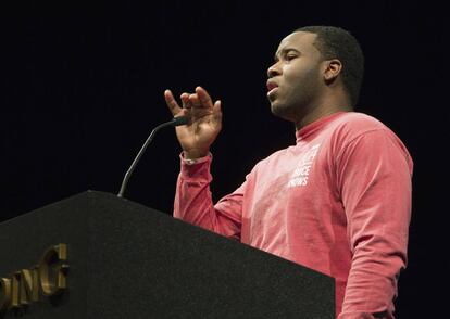 Botham Jean, em foto de arquivo, falando na universidade.