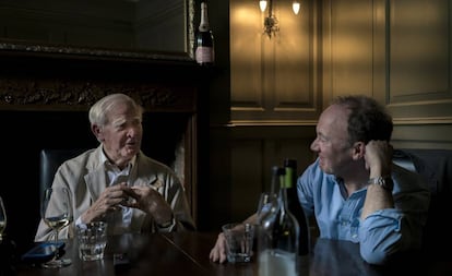 A la izquierda John le Carr&eacute; junto a Ben Macintyre durante su almuerzo en Bristol.  
 