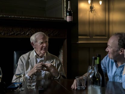 A la izquierda John le Carr&eacute; junto a Ben Macintyre durante su almuerzo en Bristol.  
 